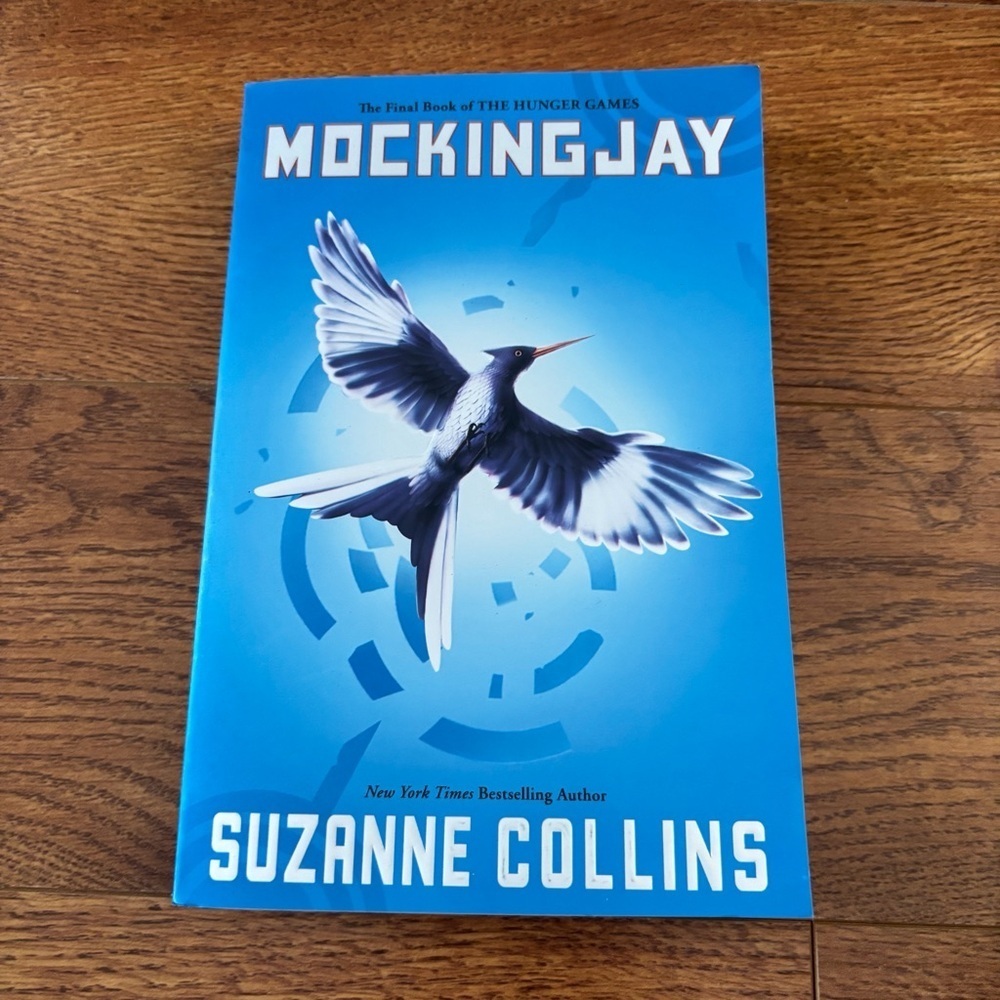 Mockingjay by: Suzanne Collins paperback book